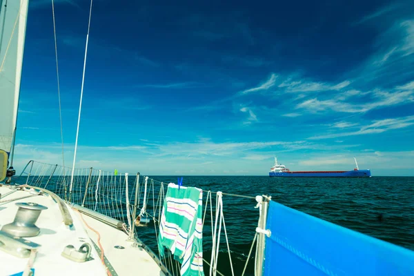 Navigazione in barca a vela durante il tempo soleggiato — Foto Stock