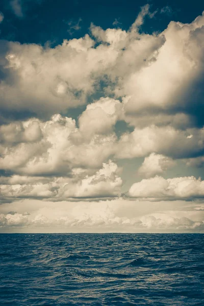 Bellissimo paesaggio marino sera orizzonte marino e cielo — Foto Stock