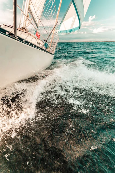 Yachting on sail boat bow stern shot splashing water — Stock Photo, Image