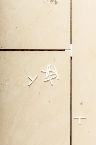 Keramické dlaždice s malé bílé kříže — Stock fotografie