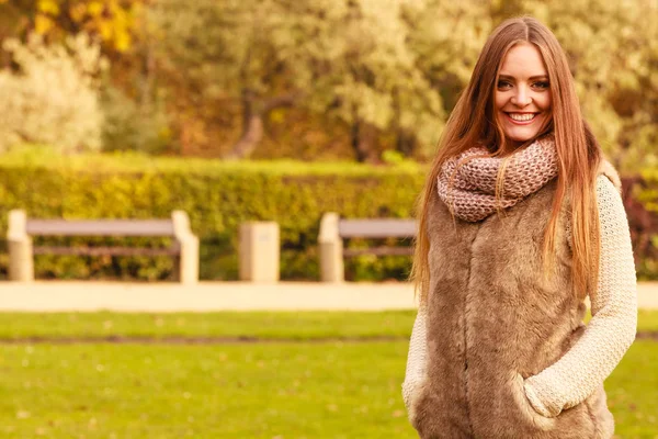 Femme marchant dans le parc pendant l'automne — Photo