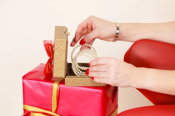 Kobiecych rąk otwarcie złote pudełko z perłą perły — Zdjęcie stockowe