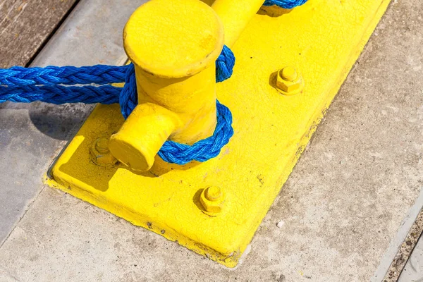 Sailing ropes tied around pins in sunlight — Stock Photo, Image