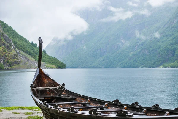 Oude houten vikingboot in de Noorse natuur — Stockfoto