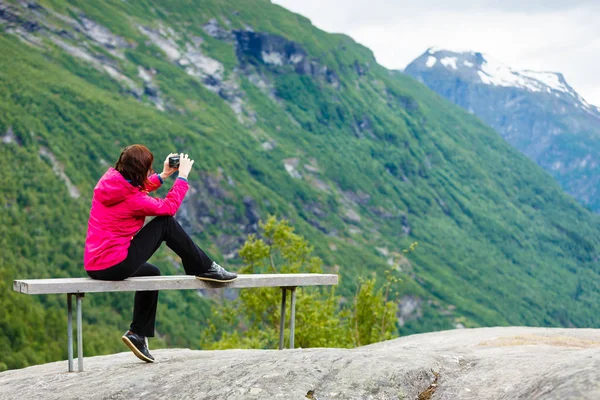 Τουρίστας με κάμερα που βλέπει γραφική θέα στα βουνά Νορβηγία — Φωτογραφία Αρχείου