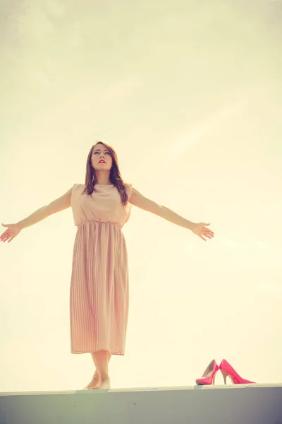 Vrouw dansen lang licht roze jurk dragen — Stockfoto