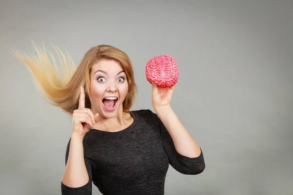 Mujer extraña sosteniendo el cerebro teniendo idea —  Fotos de Stock