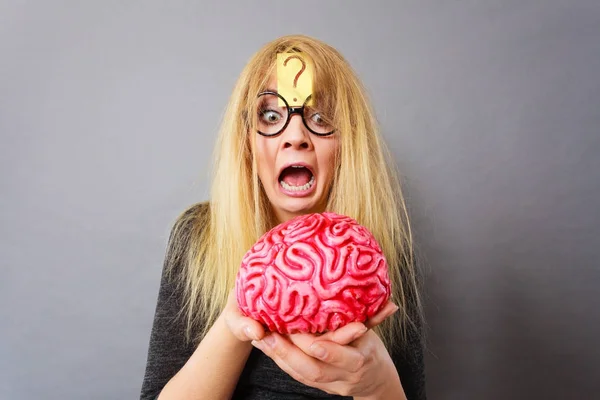 Παράξενη γυναίκα που κρατά εγκεφάλου έχοντας ιδέα — Φωτογραφία Αρχείου