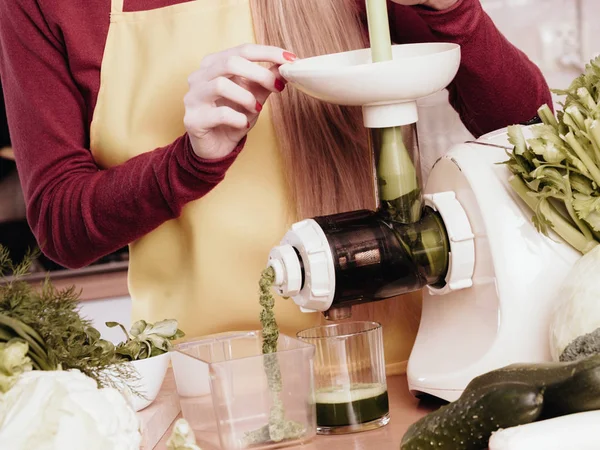 Kadın mutfakta sebze güler yüzlü suyu yapım — Stok fotoğraf