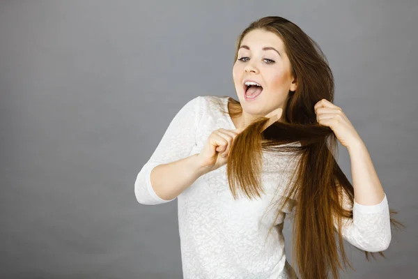 Gelukkige vrouw haar haren borstelen — Stockfoto