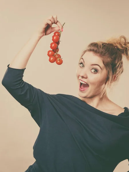 Mujer sosteniendo tomates cherry frescos —  Fotos de Stock