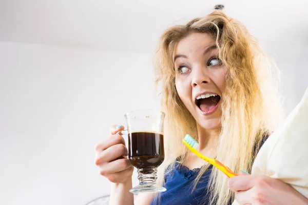 Femme drôle étant en retard boire du café — Photo