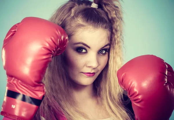 Süßes Mädchen in roten Handschuhen beim Sportboxen — Stockfoto