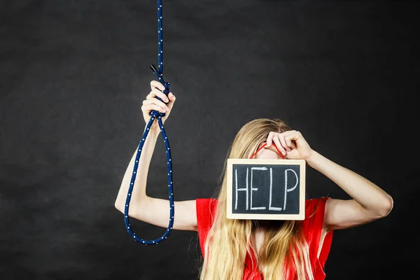Selbstmörderin hält Hilfsschild neben Seil — Stockfoto