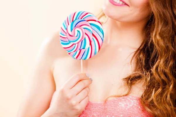 Femme tenant sucette colorée bonbons à la main . — Photo