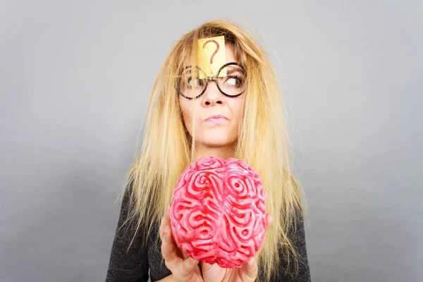 Weird woman holding brain having idea — Stock Photo, Image