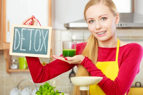 Woman holding vegetable juice and detox sign — Stock Photo, Image