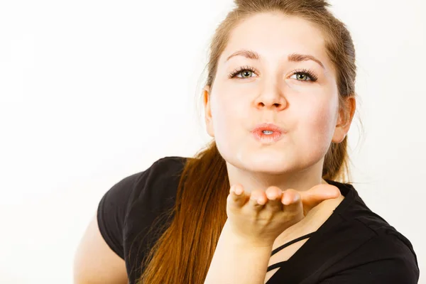 Retrato de mulher atraente feliz enviando beijo de ar — Fotografia de Stock