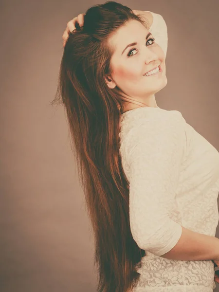 Счастливая женщина с длинными каштановыми волосами — стоковое фото