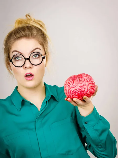 Mujer de negocios pensamiento intensivo celebración de cerebro — Foto de Stock