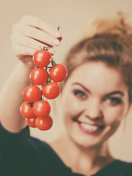 Mujer sosteniendo tomates cherry frescos — Foto de Stock