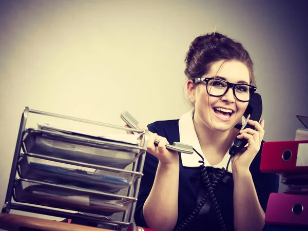 Щаслива секретарка бізнес-леді в офісі — стокове фото
