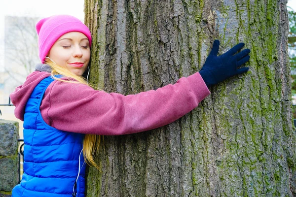 Mujer con ropa deportiva abrazando el árbol —  Fotos de Stock