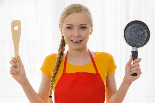 Vrouw met kookgerei — Stockfoto