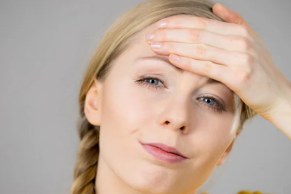 Mujer con dolor de cabeza — Foto de Stock