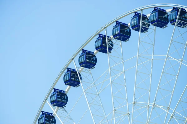 Grande roue sur ciel bleu — Photo