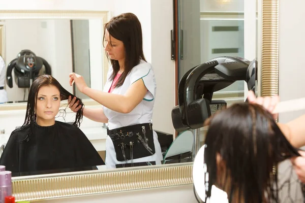 Mujer consiguiendo corte de pelo en un salón de belleza —  Fotos de Stock