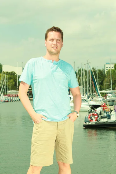 Homme marchant sur la marina pendant l'été — Photo