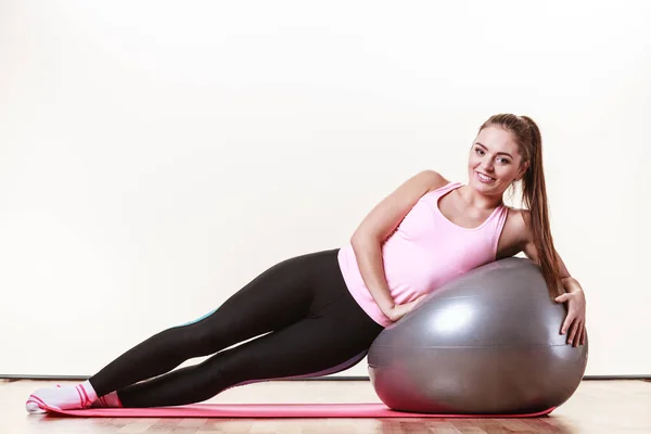 Chica haciendo ejercicio con la pelota en forma —  Fotos de Stock