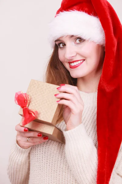 Mujer abriendo caja de regalo. Tiempo de Navidad — Foto de Stock