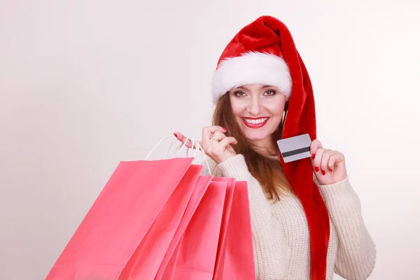 Женщина делает рождественские покупки — стоковое фото