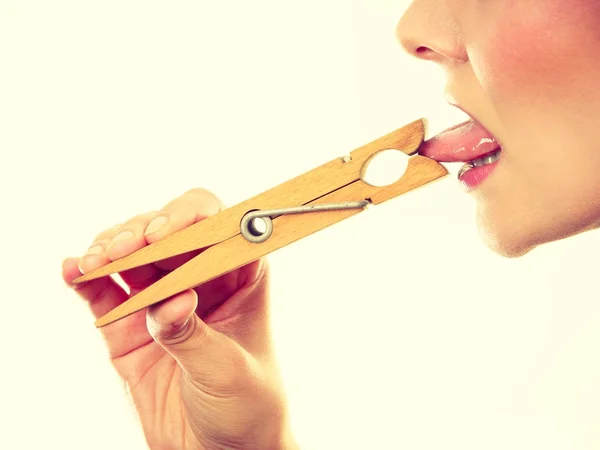 Blondýnka s jazykem v clothespin — Stock fotografie
