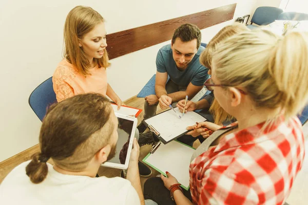 Grupo de personas estudiantes trabajando juntos — Foto de Stock