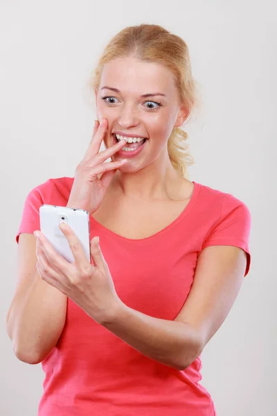 Emocionado, mujer rubia feliz usando teléfono inteligente —  Fotos de Stock
