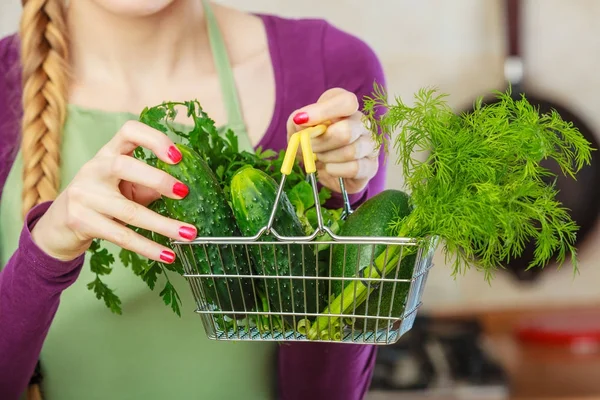 쇼핑 바구니에 녹색 야채 — 스톡 사진