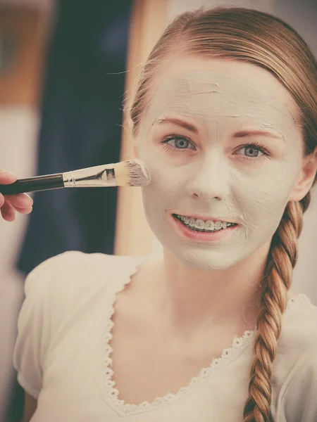 Žena, použití s stopy hlíny Bahenní maska na obličej — Stock fotografie