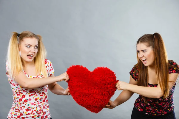 Deux femmes agressives se disputant le combat tenant le cœur — Photo