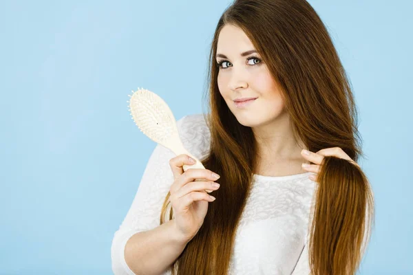 Gelukkige vrouw haar haren borstelen — Stockfoto