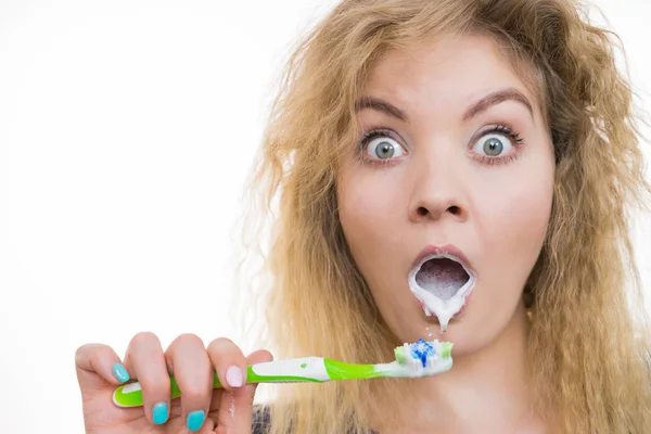 Femme brossant les dents de nettoyage — Photo