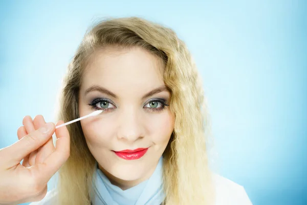 Artista professionista fissaggio modello di moda make up — Foto Stock