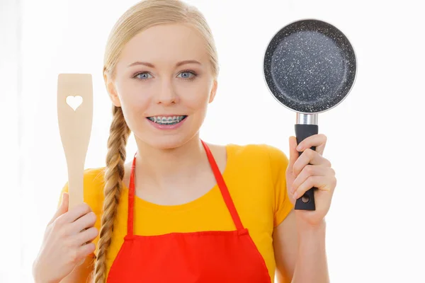 Woman holding cooking pan and spatula — Stock Photo, Image