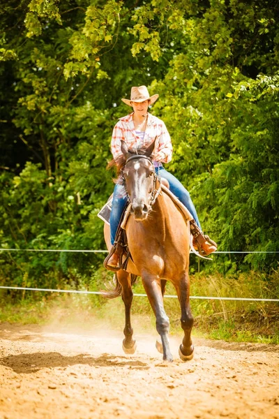 Cowgirl beim Reiten auf der Weide — Stockfoto