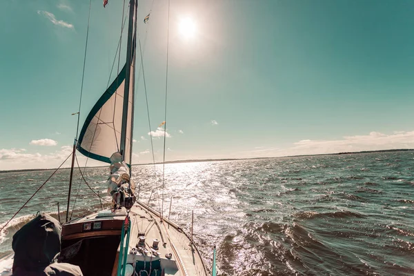 Iatismo em barco à vela durante o tempo ensolarado — Fotografia de Stock