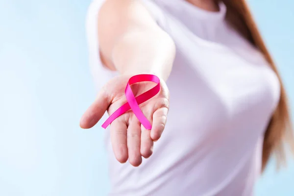 Mulher com câncer de mama fita de consciência na mão — Fotografia de Stock
