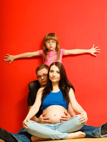 Беременная женщина, мужчина и дочь позируют . — стоковое фото
