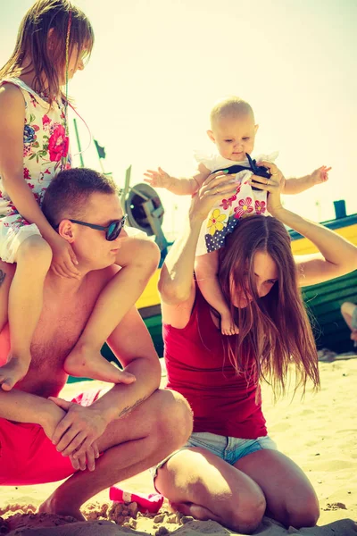 Rodzina pozowanie na plaży, w pobliżu morza — Zdjęcie stockowe